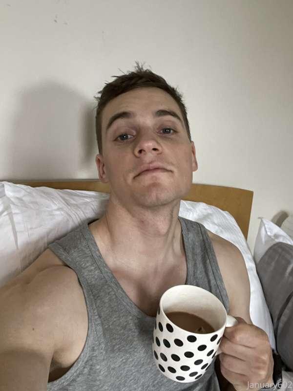 Morning guys ☀️Getting that caffeine in me before going for ..