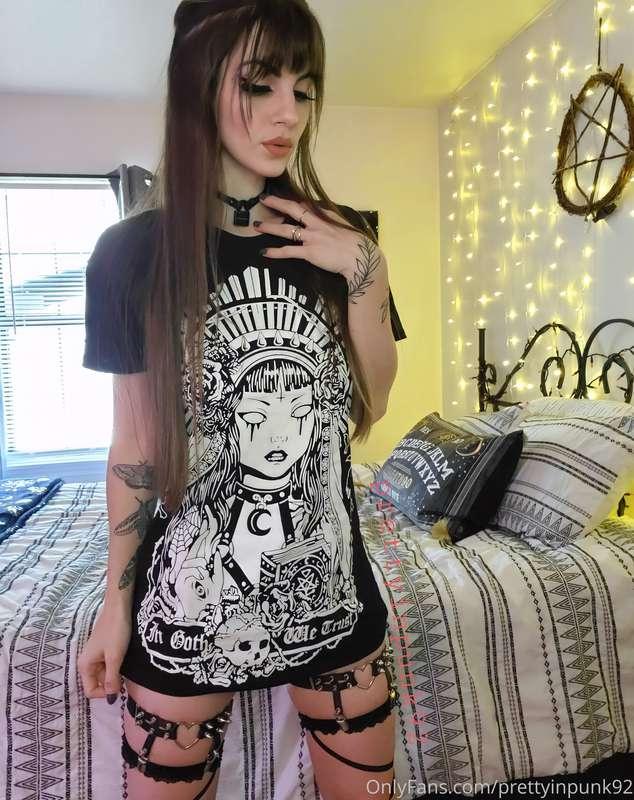 "In goth we trust" 😈  Raise your hand if you want a goth/pun..