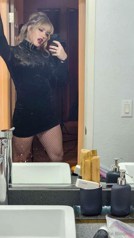 Cute sexy mirror pics from last year, fresh titties :)