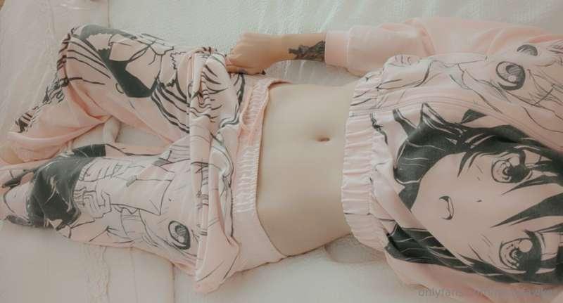 I like these sweats 💕 enjoy a little tummy posting