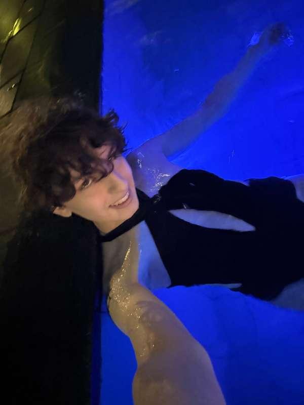 Something about the pool just makes me feel bolder 🖤🌊