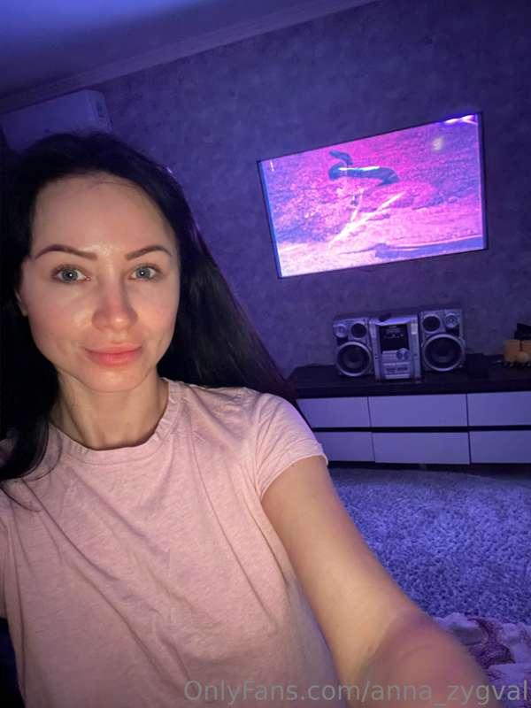 I really like to watch movies at night, I don't know why😋. W..
