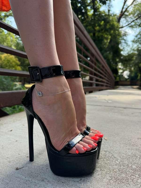 These heels are really passion 😍
Black and on high platform, they look so hot with orange pedi 🔥
#Feet #foot #worshipping #heels #footfetish #footjob #shoejob #stockings #nylon #soles #toes #sandals #footlicking #wedges #pedi #manicure #longnails #nails #legs #highheels #mules #pedicure #shoes #feetfetish #legs #cumshot #cum #cumonfeet 