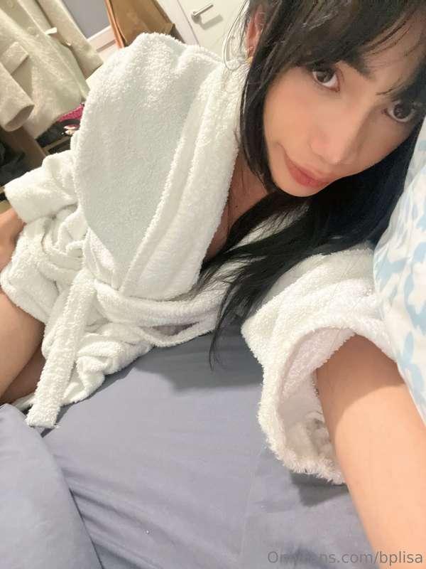 Now is a good time to take of my robe🙈 What do you think?