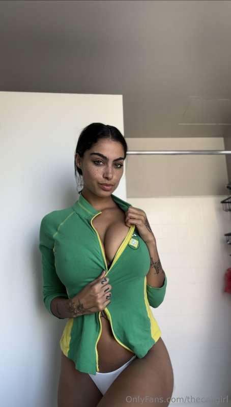 Want to see the real me? DM me for private access to content..