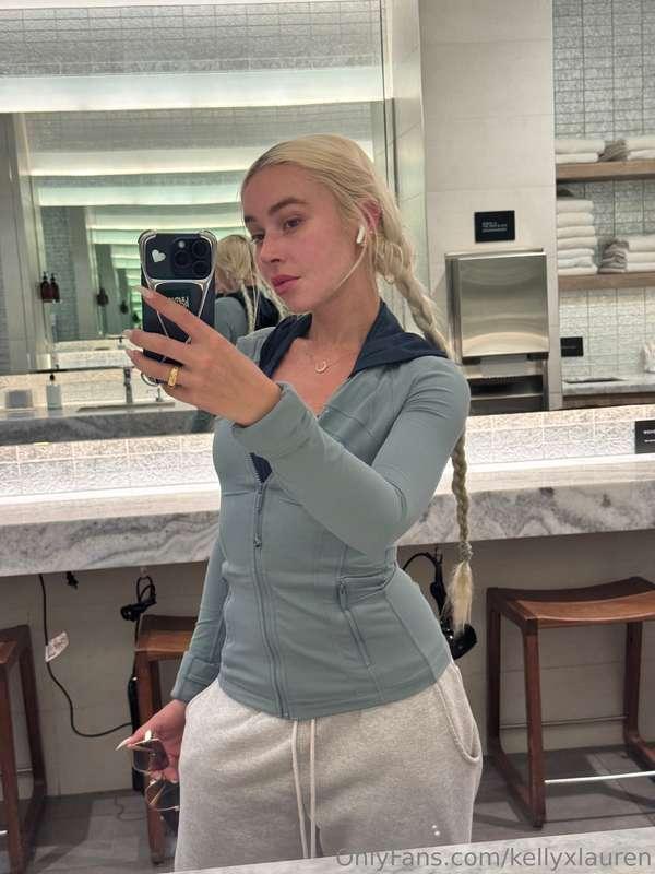 This mirror loves me… but not as much as you do 🥺