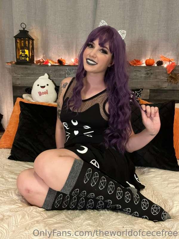 This cute set is up on @theworldofcece and I have a whole ne..