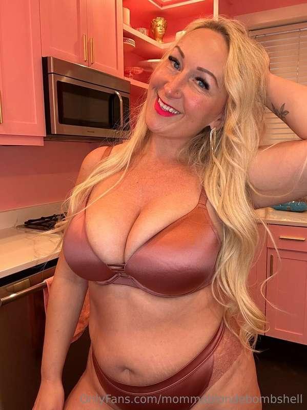 mommablondebombshell main image