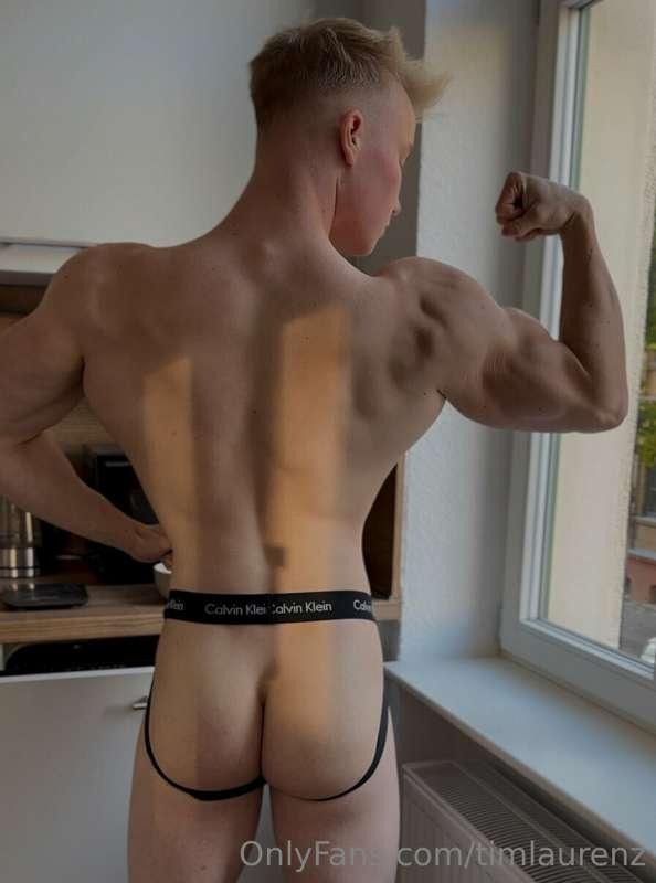 What do you think?
Should I bulk up muscles now or stay lean..