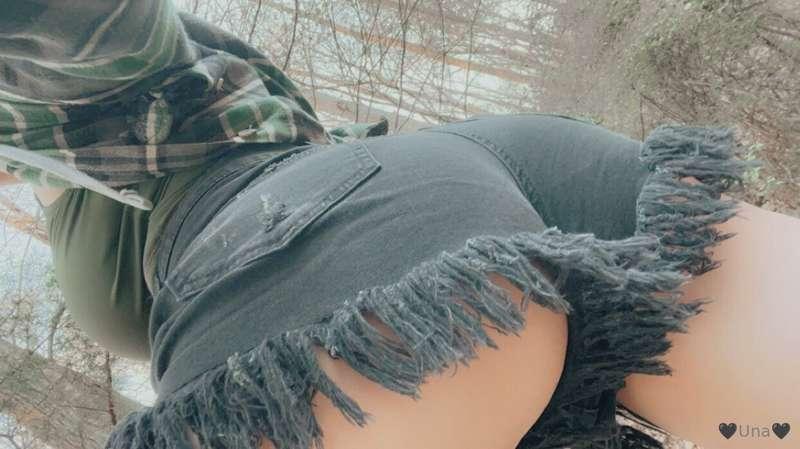 Went on a nature walk and pulled out my 👻🐝s and bare 🍑