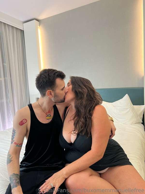 We started by kissing but his huge cock was already stretchi..