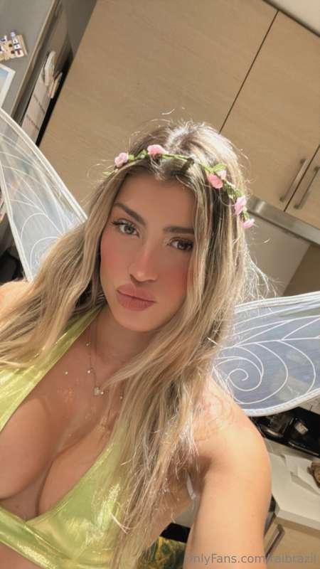 Halloween is sooo close!! Should I do a LIVE tomorrow?? 👀💕✨