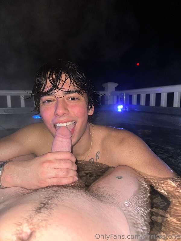 @smoothtwinkboyy had a good time in his hot tub.🥵just realiz..