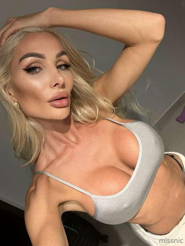 quick selfie before bed🩶 message me