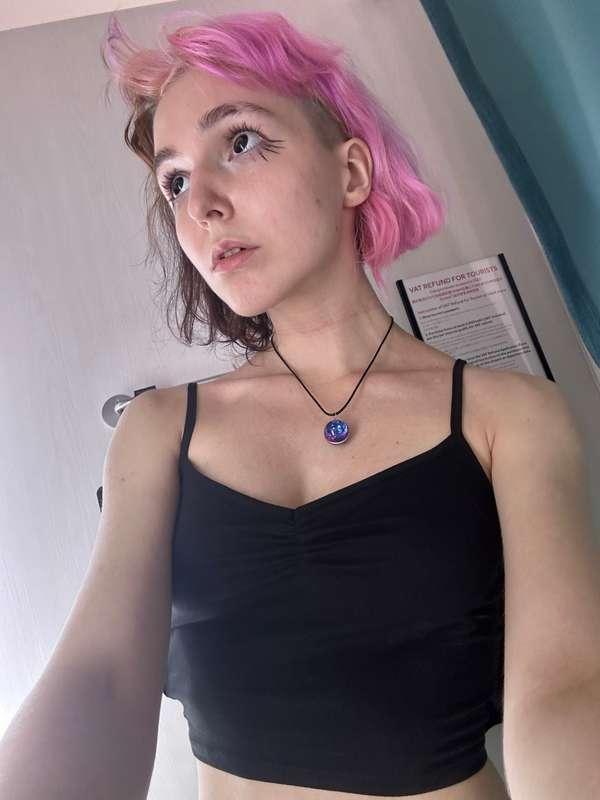 fitting room selfies ;3

#fyp #fittingroom #onoff #boobs #bigeyes #selfie #pinkhair #dyedhair #enby #nonbinary 