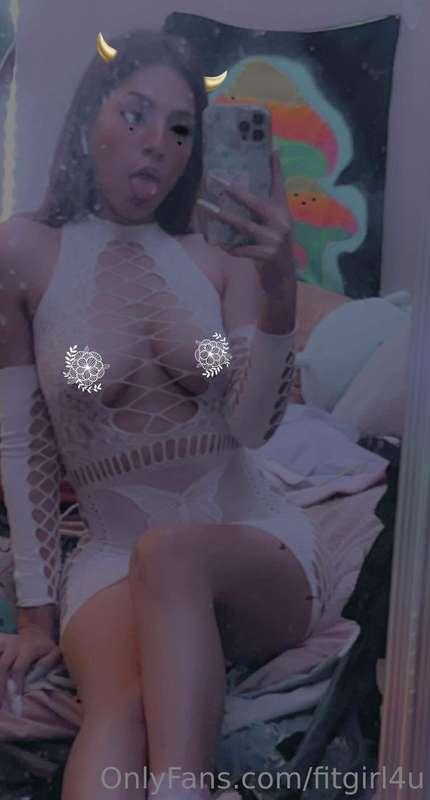 #AD
This petite little Latina wants to tease and play with y..