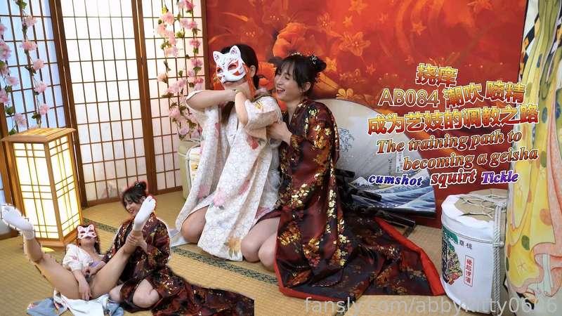 AB084 The training path to becoming a geisha (Chinese and English subtitles) #Tickle #Dildo #Restraint #Ropebondage #Vibrator #Footfetish #cumshot #Squirting #Japanesestyle #Kimono #Training #Geisha
 
Don't know why
It seems like everyone who comes to my studio
Will open their new lives
Their first squirt
I tie up Morin
Then launch various tickling on her
Make her so itchy that she can't stand it
The whole body twists and turns
Then started playing with her soles
It's a pity that I don't allow she to move around
She can only try her best to endure
But how can she endure being tickled?
She still couldn't control her movements.
I took off her socks
Hey hey hey
Next step! !
Take off her clothes!
Touch and tease her whole body
I took out the vibrator
Inserted into her anal
I didn't expect her to be so sensitive
Immediately squirting
At last...

AB084 成为艺妓的调教之路(中英字幕)
#挠痒 #假阳具 #拘束 #绳缚 #跳蛋 #恋足 #射精 #潮喷 #日式 ＃和服 #调教 #艺妓

不知道为啥的
似乎来我工作室的
都会开启他们人生的开关
被我玩到潮喷
这次把莫琳绑起来
然后对她展开各种挠痒的突袭
让她痒的无法遭架
全身扭来扭去
接着开始玩弄她的脚底
可惜我不允许他乱动
她只能尽力的忍耐
但是被挠痒哪能忍耐
她还是控制不住的扭动
脱去了她的袜子
嘿嘿嘿
接下来是处罚！！
拨开她的衣服！
抚摸挑逗她的全身
我拿出了按摩棒
插入了她的小穴
没想到她如此敏感
一下就流出水来
最后...
