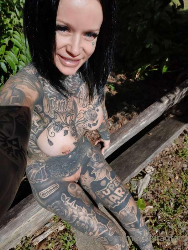 Morning nudes outdoors in the sun 🌞 so hot!