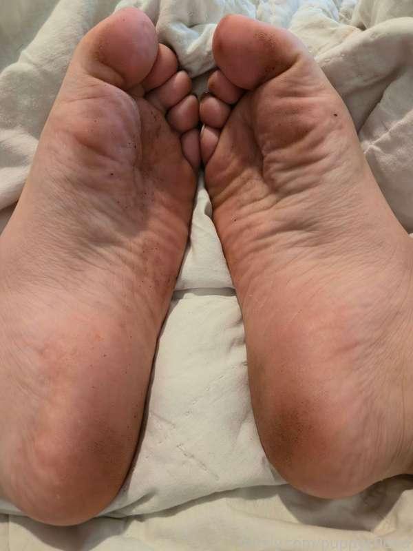 My feet are sooooo fucking dirty and stinky right now, which one of you sluts wanna lick em clean?~

#feet #footfetish #dirtyfeet #stinkyfeet #soles #toewiggles #toes 