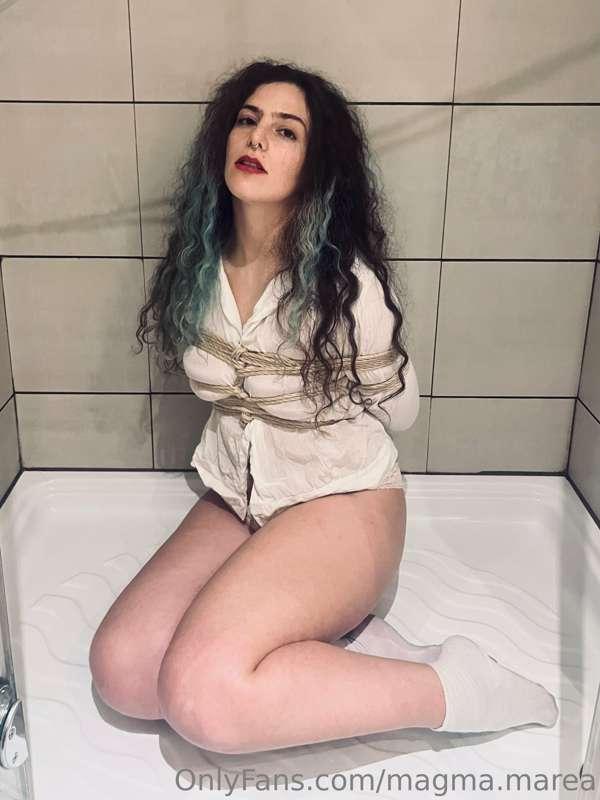 …L’acqua ghiacciata scorre impietosa, rendendo la camicetta ..