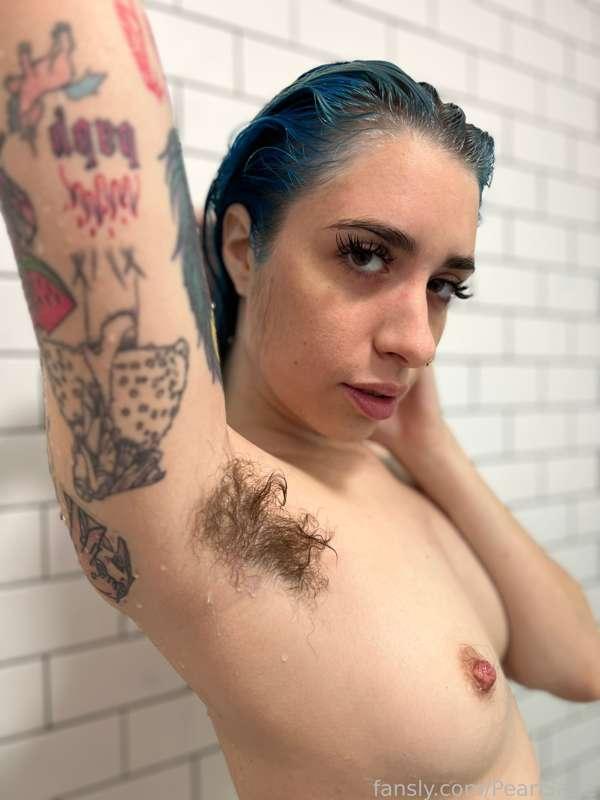 Sexy wet hairy armpits 🥵 lick them up! 