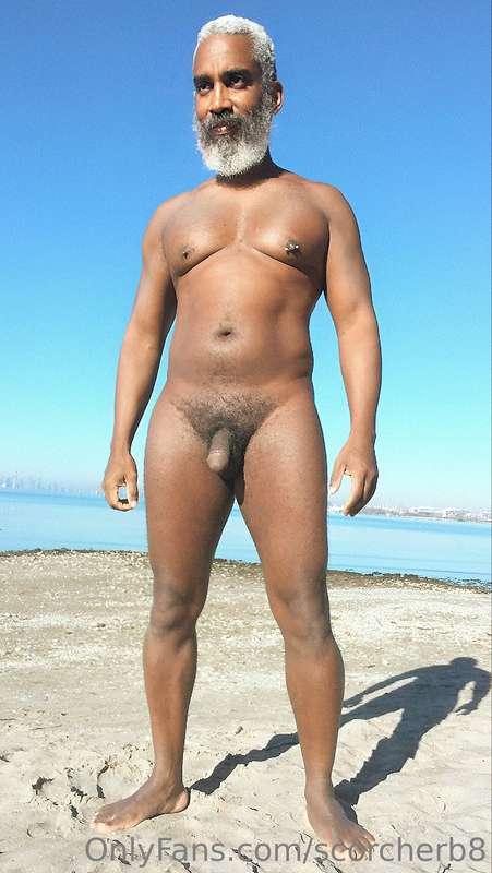 Sunny Sunday!  #beard #musculardaddy #gay #feet #gaycruising..