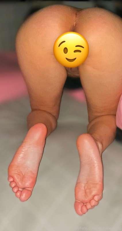 Fat ass pawg 😏😘👣🍑 dm me for a minimum $3 full version 😉😘😍