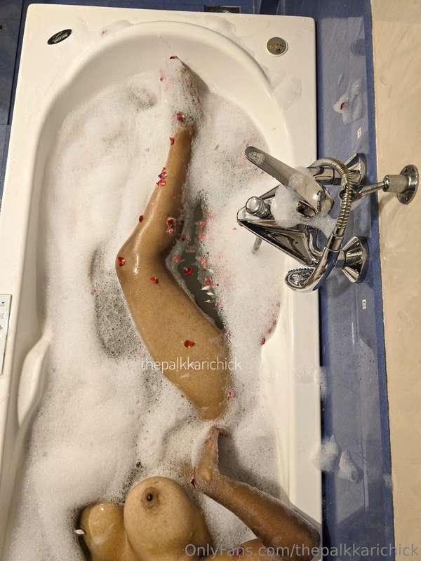 The bath tub, soapy bubbly water and me 🫧❤️! 12/21