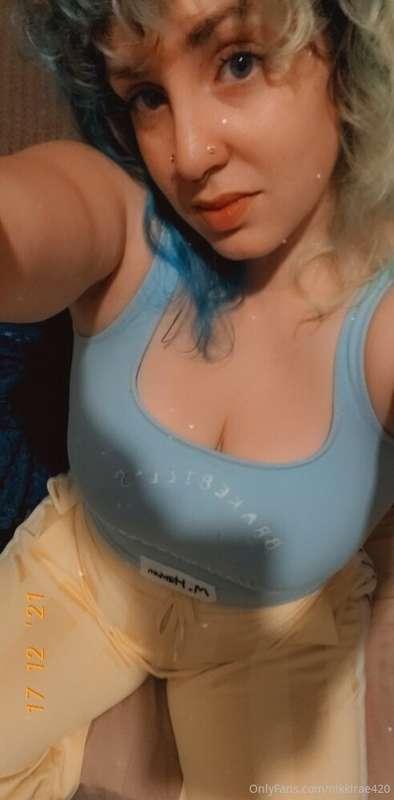 Hi, I washed my hair and got gas today. Those are my accompl..