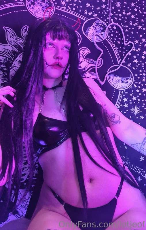 There are (1) hot demon bxtches near you !

Find the rest on..