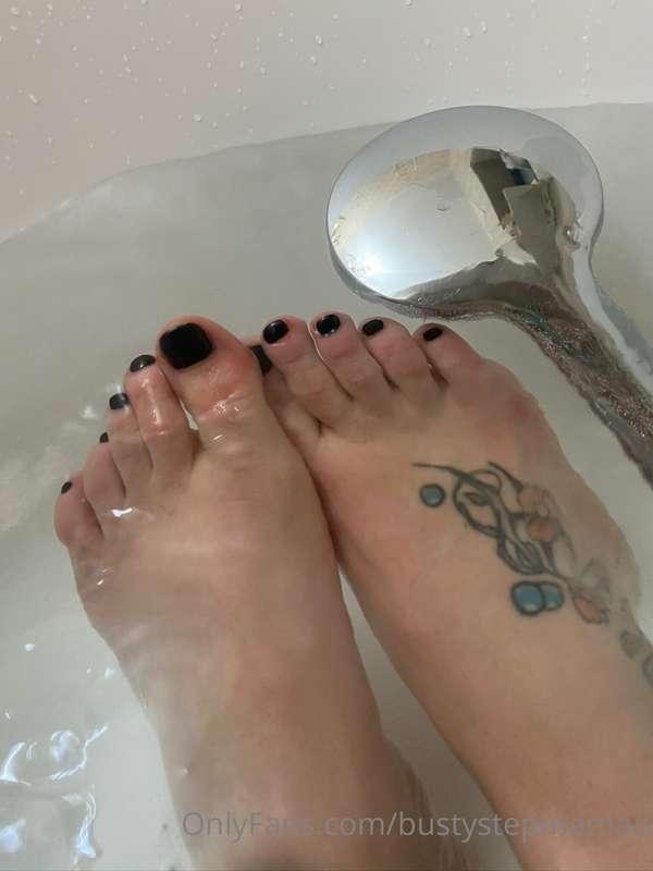 Want to cum alll over my feet?