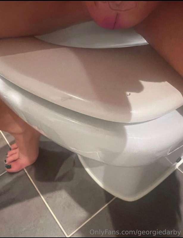 Minge or knuckles? 