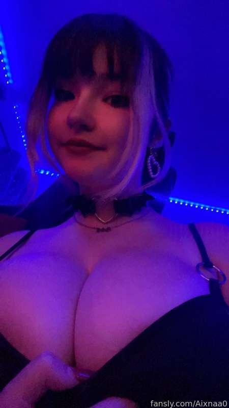 Lots of boob and nipple play for you guys today 💕