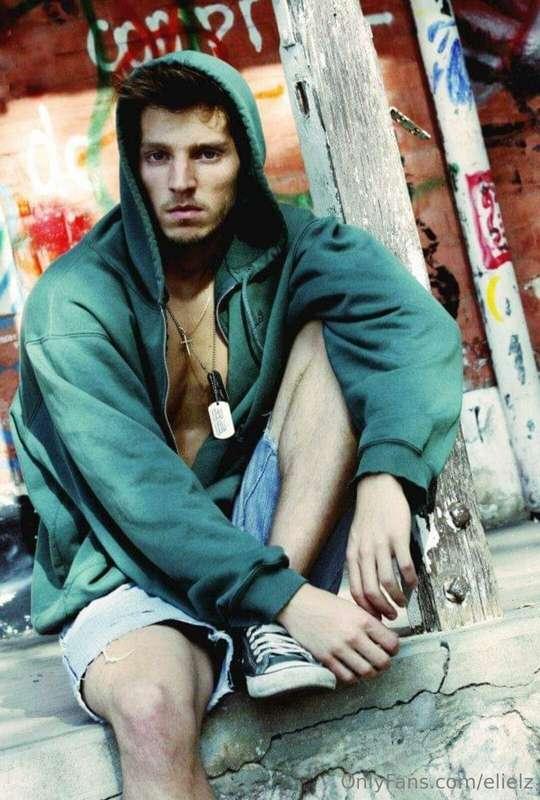 Wanna join me 4 a shooting?  🌹🌹🌹🌹 👅