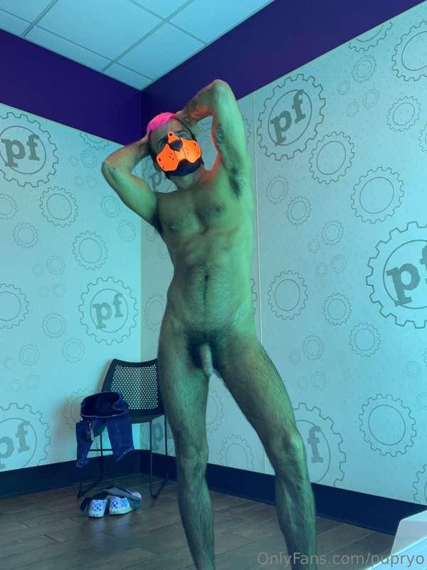 Fuzzy pup in the tanning room. Come meet me there ;)