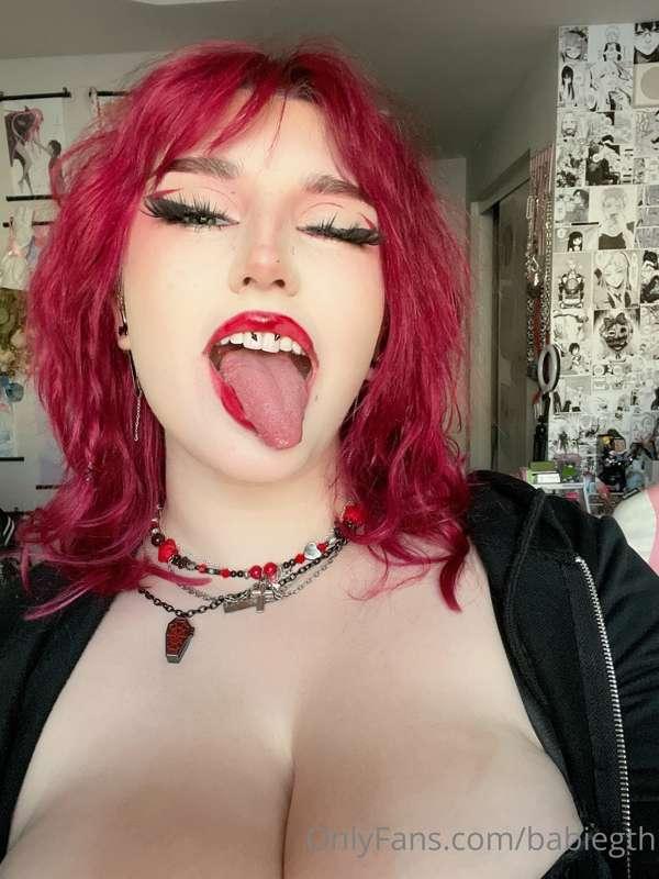 Extra tongue selfies for my special followers 💕