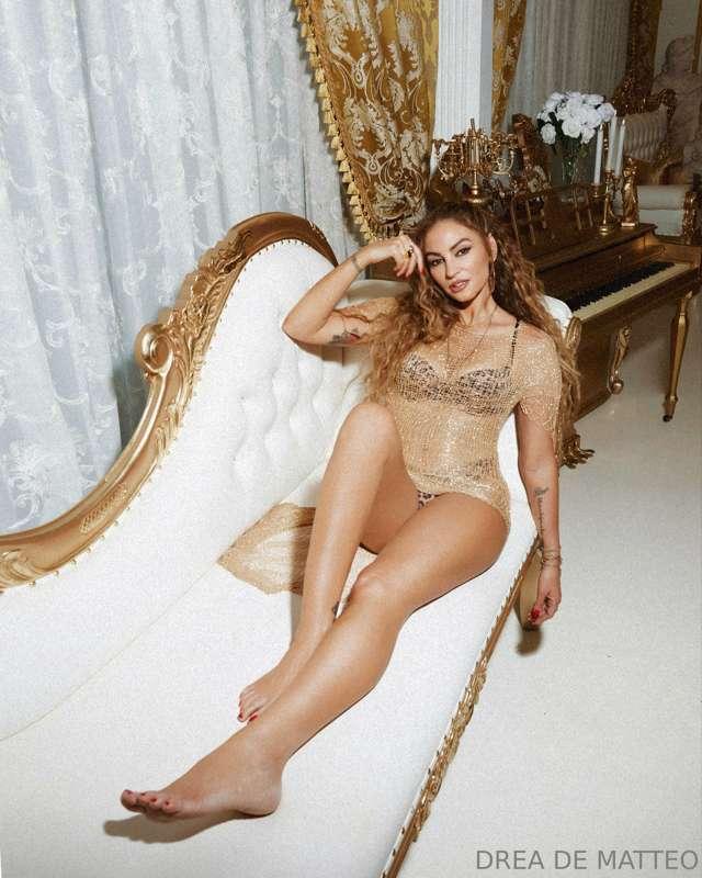 Classy 🦚

buttttttt...when I got up this metal dress was stu..