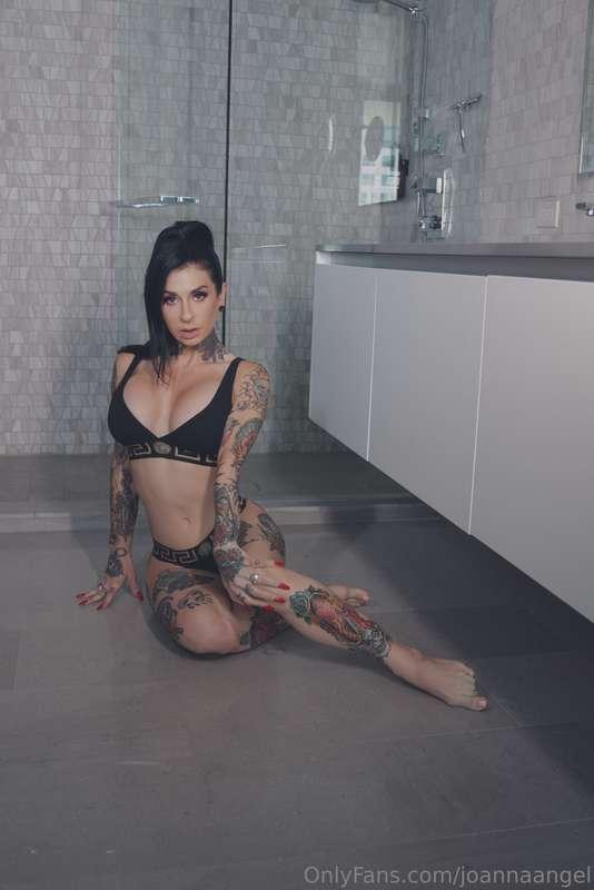 Wondering if I should squirt all over this floor 💦 💦 