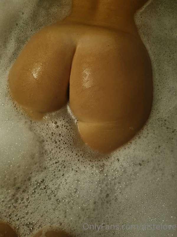 Want full video play in bath?! DM me! 💋 @aistehot