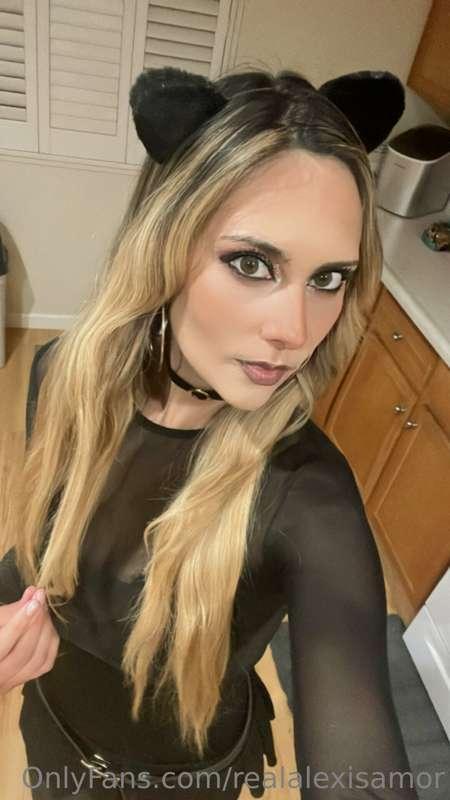 Finally, my makeup matches my outfit.🖤
