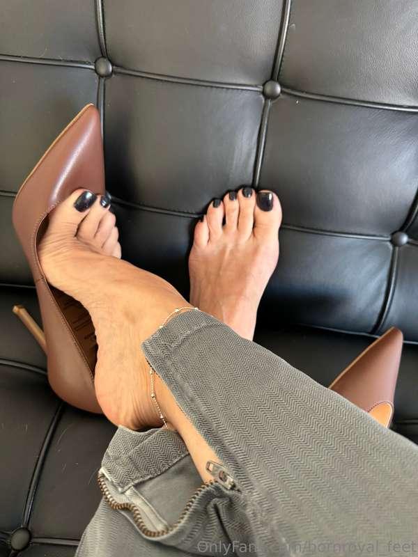 Get on your knees for me and lick my feet. 