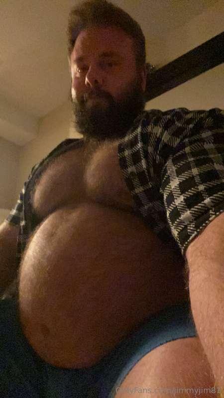 Dad’s growing belly needs rubs 
