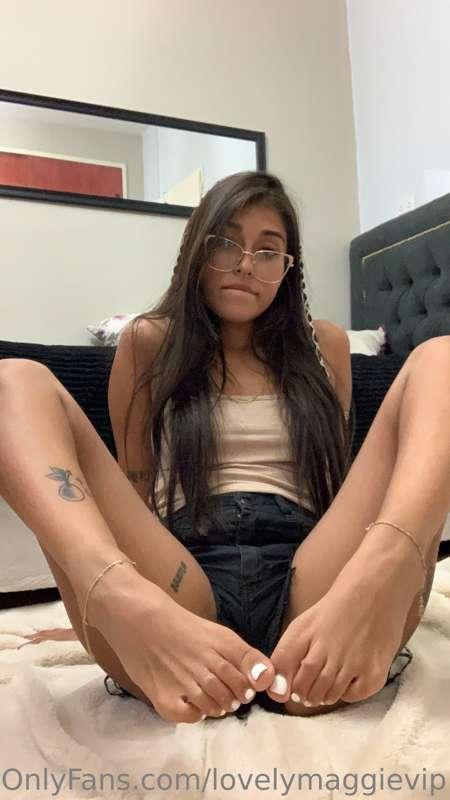 Feeling cute in this little black shorts 🖤 Tell me your favo..