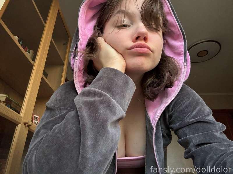 Do you have something you’ve had forever but never get tired of? For me, it’s this hoodie — so comfy and cute 🥺💞 I can’t help but feel extra cozy in it… wish you were here to see 🌟👀

#fyp #babygirl #shy #cute #sсhoolgirl #young #busty #bigtitts #bigboobs #sexy