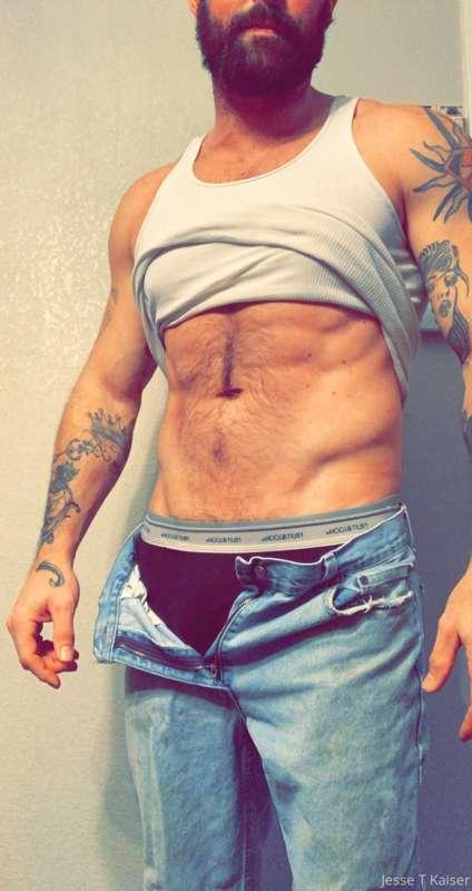 Ladies and gentlemen Off to work on my barn .have a sexy day..