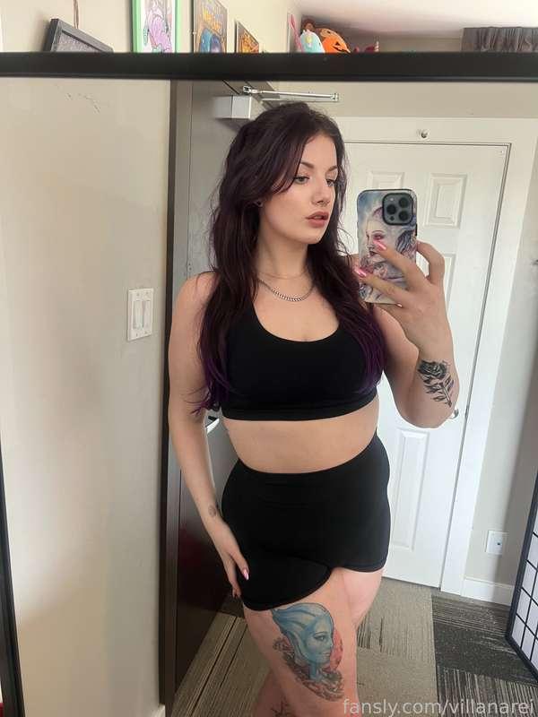 It’s so warm out today, a sports bra and short shorts are the only things that are comfy 🥵

The last photo is out of focus but I think it looks rly cool tbh 👀

#fyp #tall #tallgirl #goth #gothgirl #altgirl #alternative #purplehair #thicc #tattoos #inked #sportsbra #shorts #thighs 