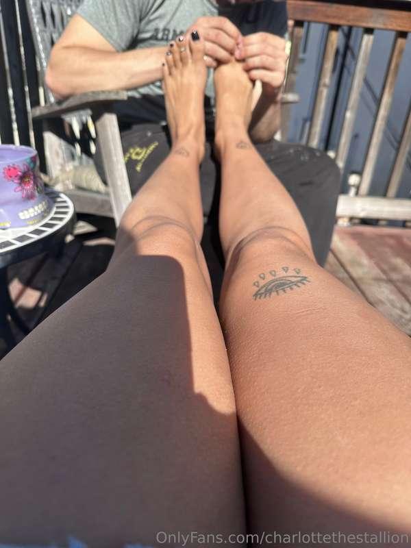 Cleaning my sandy feet👸🏽