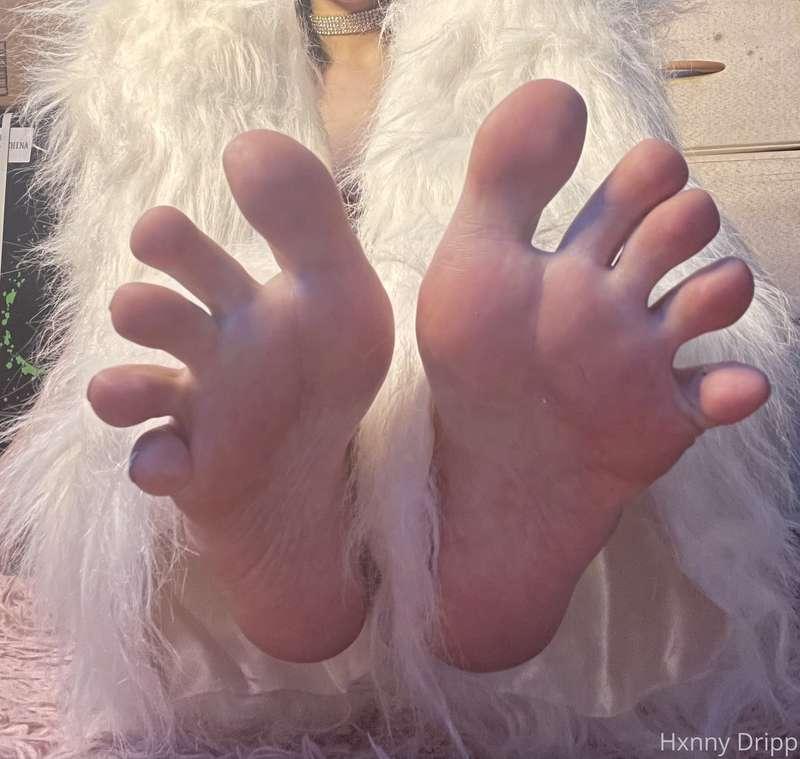 Pretty lil piggies 🐷🦶🖤