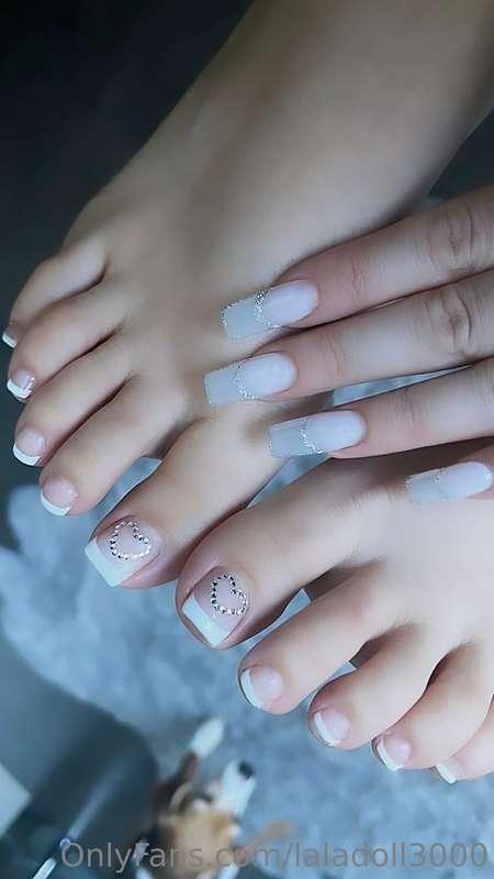 cute toes 🙊 wanna suck them 👅