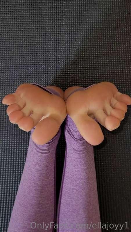 DM to purchase this hot 3 mins 30 secs stir-up foot worship ..